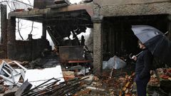 Moces: Dolores � p� da casa da s�a irm�n Patricia Soaelleiro, muller � que lle ardeu a casa nos incendios e que agora o temporal lle tirou o tellado e un muro.