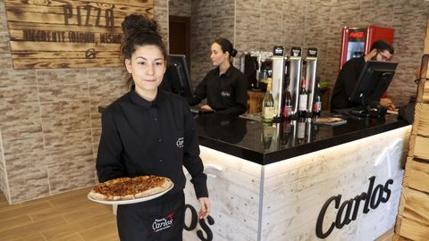 Las pizzas no dejan de salir en la pizzería Carlos de Narón