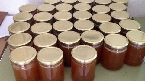 O mel que colleitaron os alumnos do colexio foi recollido en frascos para ser conservado