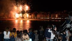 Fuegos artificiales en Sanxenxo, vistos desde un barco de  Naviera Mar de Ons