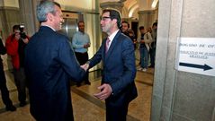 Alfonso Rueda, a la izquierda, fue recibido por el presidente de la Audiencia, Men�ndez Est�banez