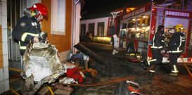 Bombeiros do Saln�s y el servicio de Emerxencias sofocaron las llamas y atendieron al herido. 
