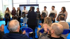 La rectora, Carmen Garc�a Mateo, este martes en el campus, entregando un obsequio a los deportistas universitarios