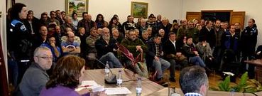 El p�blico abarrot� el sal�n de sesiones de Vimianzo desde al menos un cuarto de hora antes de que comenzase el pleno.