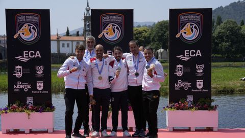 Jaime Duro, a la izquierda de la imagen, y Tono Campos, a la derecha, en el podio del C2 Sénior del Campeonato de Europa del pasado mes de junio