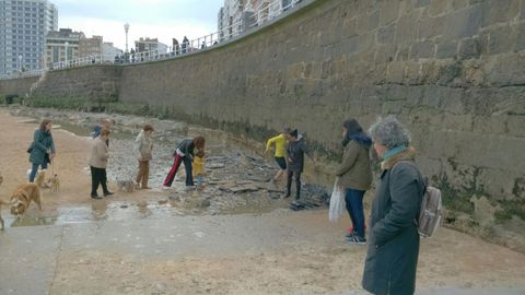 Un grupo de personas tratan de alcanzar la rampa de la escalera 2, esquivando los charcos