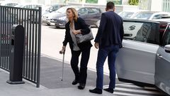 Mar�a Dolores de Cospedal lleg� al juzgado ayud�ndose de una muleta
