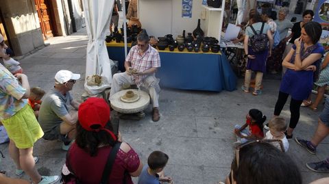 El alfarero Tom�s L�pez, en plena demostraci�n el primer d�a de Artelemos 2025