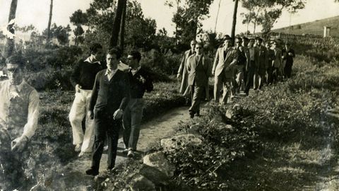 Imagen tomada en 1945 a jugadores de la selección española de fútbol en el balneario de Arteixo