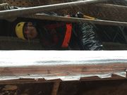 <span lang= es-es >Jes�s, encargado de una obra y calado por los cuatro costados</span>. Trabaja junto a su cuadrilla de alba�iles en el centro pontevedr�s, arreglando la fachada de un edificio. Ni el traje de aguas ni el amparo del andamio logran que no se empape. Se�ala que en d�as como el viernes su labor se vuelve �terror�fica�. 