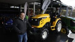 Roberto Gmez, xerente de Agrolugo, cun dos tractores compactos que fabrican baixo a sa propia marca, Dimago