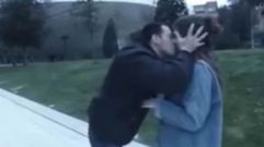 Un hombre besa a mujeres en el centro de Oviedo con la excusa de hacerles un truco de magia