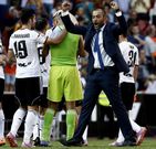 Nuno y sus futbolistas festejan la victoria frente al Atl�tico de Madrid. 