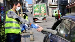 Reparto de mascarillas en el centro de Vigo