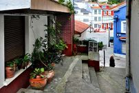 El rodaje se traslad� ayer al interior de una casa de Ares, en la imagen. A la izquierda, el cartel.