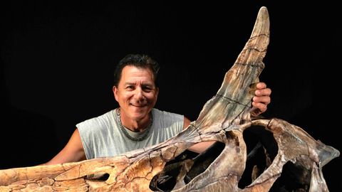 Un equipo internacional de investigadores ha descubierto una nueva especie de dinosaurio (que han bautizado como Spinosaurus mirabilis) en el S�hara Central, en N�ger. En la imagen el paleont�logo estadounidense Paul Sereno, de la Universidad de Chicago, posa con el cr�neo reconstruido de este dinosaurio gigante
