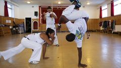 Clases de capoeira en un colegio