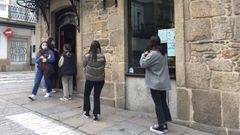 En la imagen, alumnas del Tirso aguardan su turno en fila india para pedir caf� en El Marqu�s