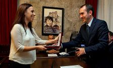 El alcalde entrega a Mar�a Jes�s Campos la medalla y la insignia de concejala de Padr�n. 