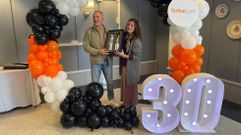 Carmelo Teixeiro y Elvira Prieto, durante la entrega de regalos por la fiesta sorpresa del 30 aniversario del Bunkai Sport
