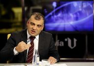 Pablo Gonz�lez anunci� ayer en V Televisi�n que la subida de su sueldo ser� 500 euros menos de lo previsto.