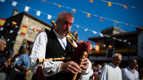 Romer�a da Virxe do Cristal.Los danzantes de Vilanova dos Infantes se acercan a la Virxe do Cristal en la plaza del pueblo y le dedican su danza gremial, que cuenta con una segunda parte con un entrelazado.