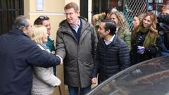 El presidente del PP, Alberto Nez Feijoo, y el alcalde de Ferrol, Jos Manuel Rey, saludan a unos vecinos en la ra Real.