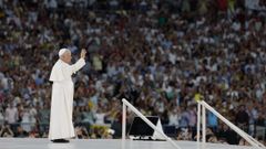 El papa Le�n XIV bendice a los fieles en el encuentro con la comunidad diocesana
