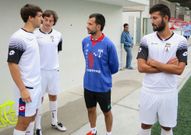 El entrenador del Lemos, Mart�n Murado, se interesa por el estado de Borja Rodr�guez. 