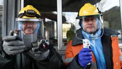 Trabajadores de ArcelorMittal con una c�mara t�rmico y un term�metro digital