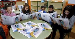 Escolares de Corme len o volume publicado para celebrar o d�cimo aniversario do certame. 