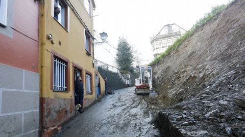 Trabajos de desescombro en la calle Fontenova, en Pontedeume, donde un muro se vino abajo a causa del temporal. 