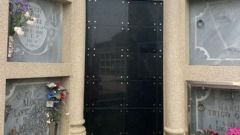 Un columbario con acero inoxidable y m�rmol negro con 24 cub�culos en el camposanto de Ouzande