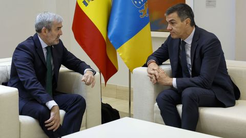 El presidente del Gobierno, Pedro S�nchez, en la reuni�n que mantuvo con el presidente de Canarias, Fernando Clavijo