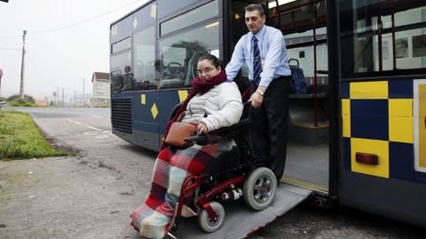 Mar�a del Mar P�rez (Ourense). Enfermedad degenerativa. Principal barrera: Utiliza todos los d�as el transporte urbano y aunque agradece el trato de los conductores, las rampas de los buses muchas veces no funcionan, otras hay coches aparcados en la paradas que dificultan su bajada o las aceras no tienen accesos 