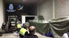 Una de las embarcaciones ilegales decomidas en naves industriales gestionadas por Sant�rum y su organizaci�n.