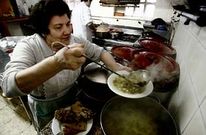 Josefa, la cocinera de Casa Rivas, durante la preparaci�n del caldo gallego