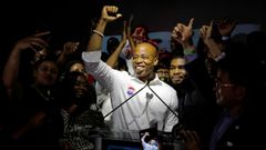 Eric Adams celebra sus buenos resultados.