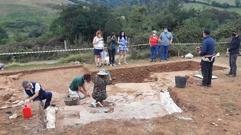 Las excavaciones de la villa romana de La Estaca (Las Regueras, Asturias). Los investigadores explican su trabajo en visitas abiertas al pblico.