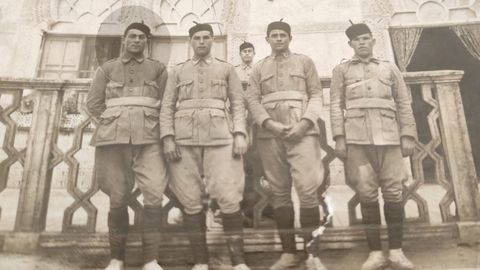 Abelardo Su�rez del Busto, primero por la izquierda, en el servicio militar que prest� en los Regulares