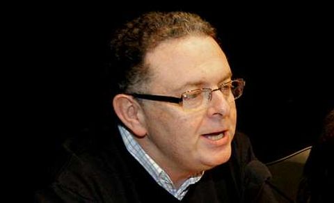 Amancio Li�ares Giraut present� en Santa Comba, en la librer�a Ler, �O Fiadeiro�, que recopila sus art�culos en La Voz. Estuvo acompa�ado por el secretario xeral de Pol�tica Ling��stica, Valent�n Garc�a; la escritora Carmen Blanco; el director editorial de 3C3, Antonio Puentes; el alcalde, Antonio Landeira; y el delegado de La Voz en Santiago, Ignacio Carballo.