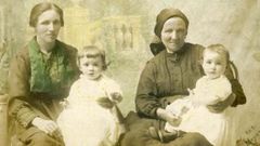 Grupo familiar de Sotu l' Ensertal, obra de Benjamina Miyar