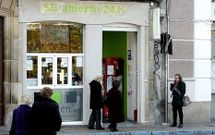 La tienda de 24 horas asaltada se encuentra en la calle de la Iglesia.