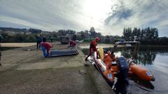 Los Bomberos de Ferrol trasladaron el cuerpo a la rampa de O Puntal, en una embarcaci�n semirr�gida