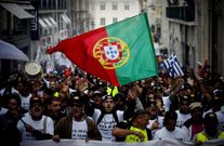 <span lang= es-es >En pie de guerra</span>. A lo largo de estos tres a�os, los portugueses no han dejado de clamar en las calles contra la dictadura de la austeridad impuesta por los hombres de negro.
