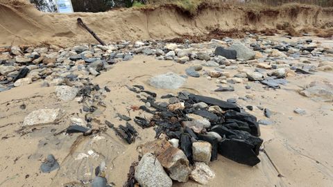 El temporal descubre restos arqueol�gicos en la playa de Area en Viveiro
