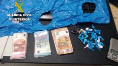Envoltorios con presuntas dosis de coca�na y dinero en moneda fraccionada intervenidos por la Guardia Civil a un vecino de Arca sospechoso de dedicarse al tr�fico de drogas a peque�a escala