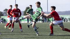 Iv�n Amor, del Paiosaco, intenta controlar un bal�n durante el Paiosaco-Sof�n.