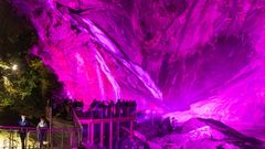 Espect�culo de iluminaci�n en la cascada, en imagen de archivo