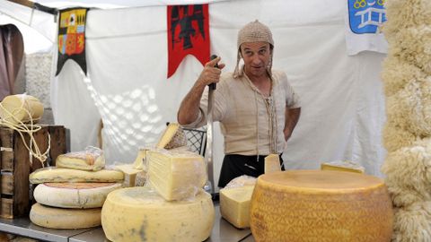 Quesos de todas las nacionalidades. Uno de los puestos de comida que se pueden encontrar en la feria es el de Eric Le�n, que vende quesos para todos los paladares y con especial cuidado en la elaboraci�n.